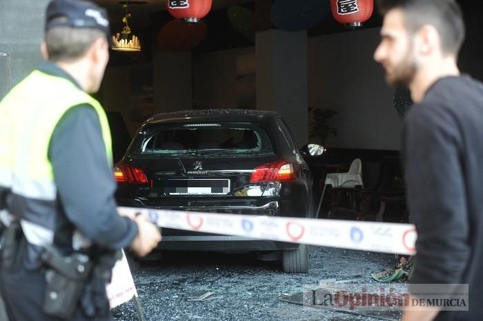 Un coche se estrella contra un restaurante