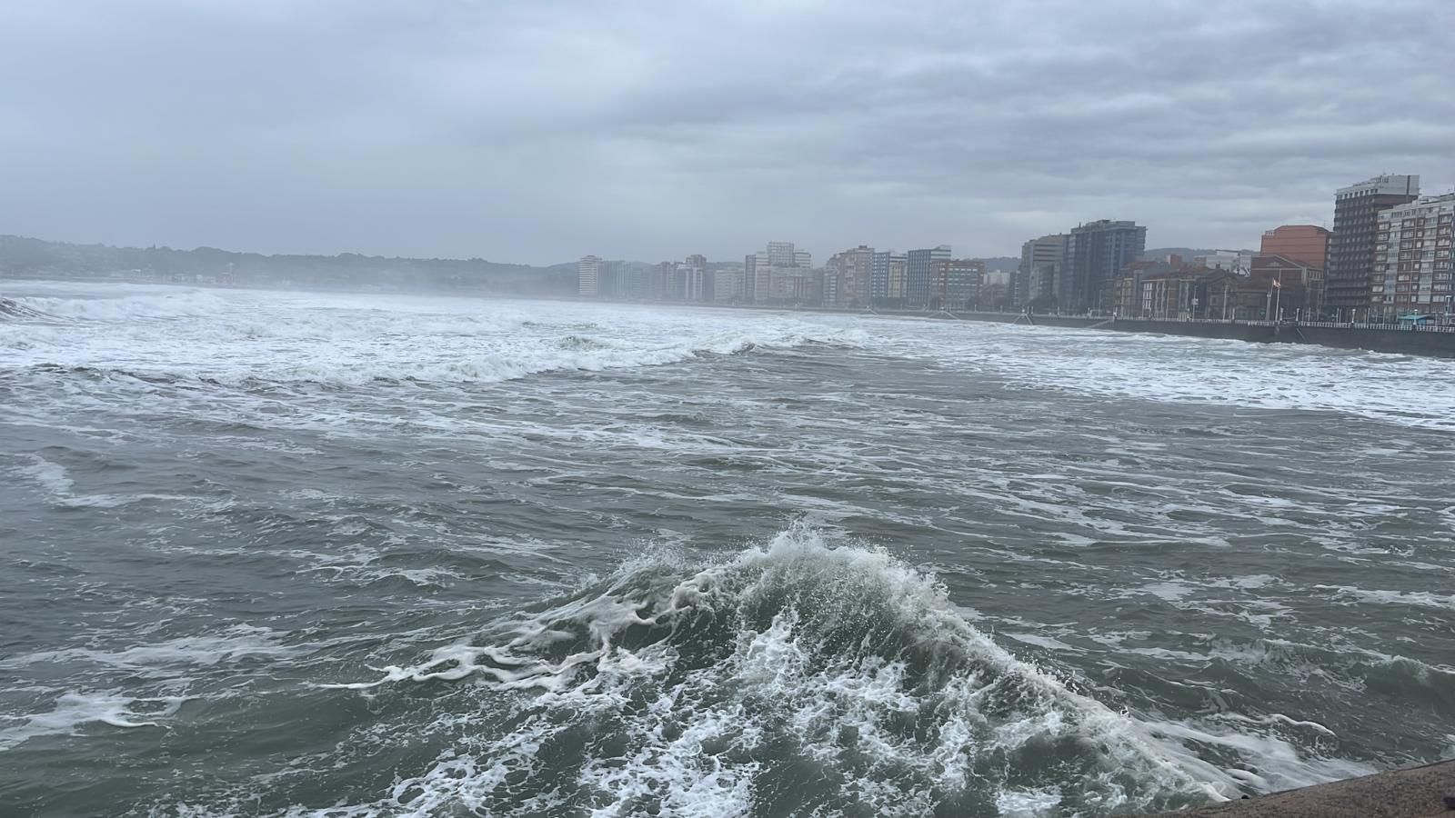 El oleaje sigue azotando la costa de Gijón