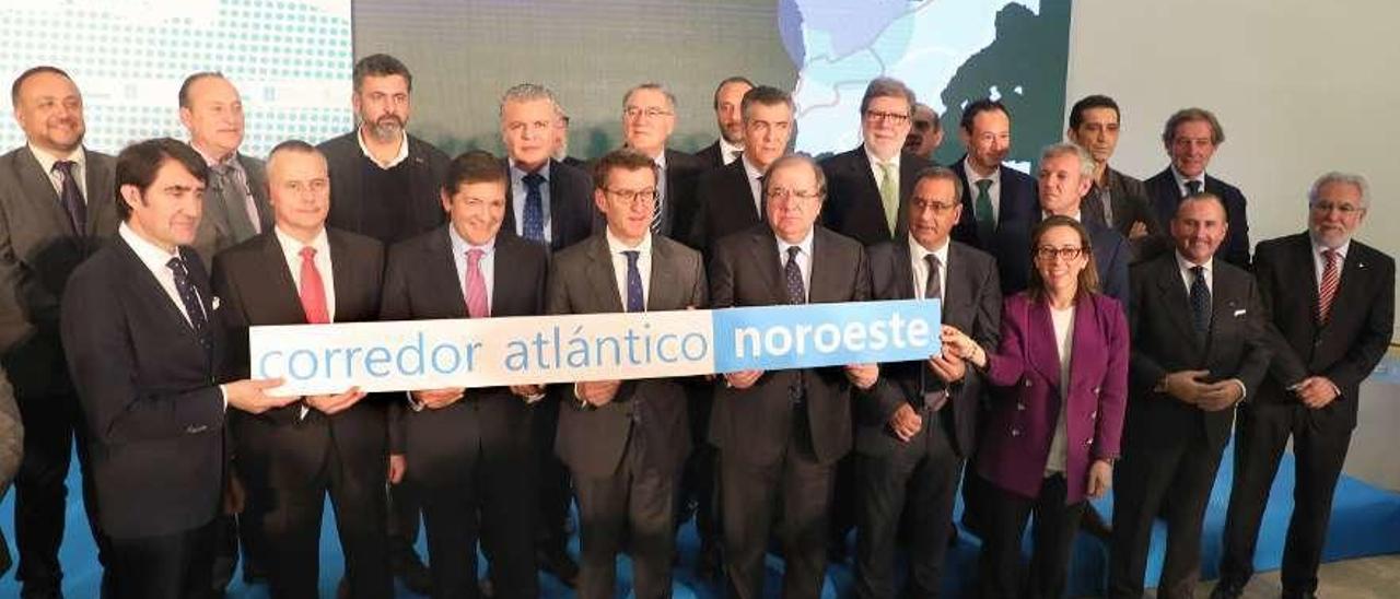 Gobiernos y empresarios de Galicia, Asturias y Castilla y León en un acto de defensa del Corredor. // X. Á.