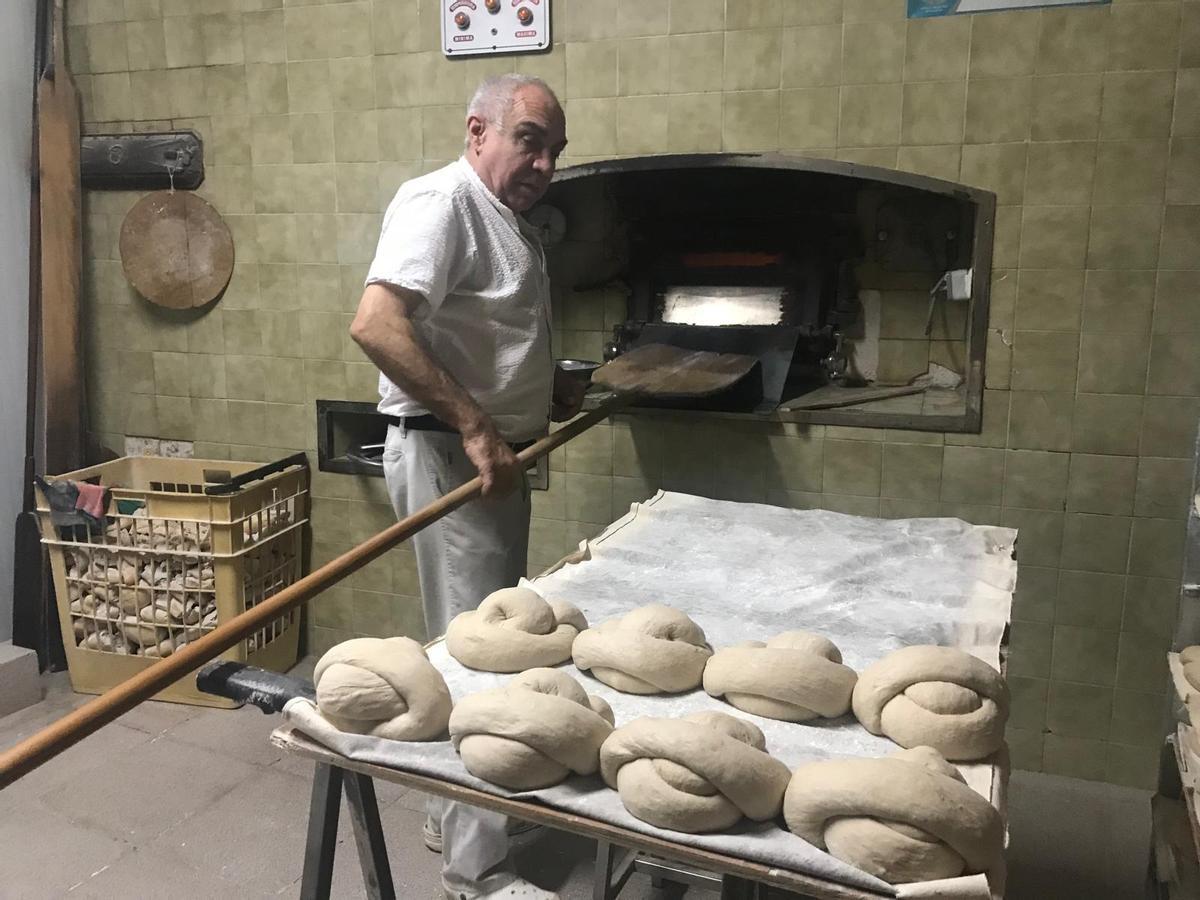 EN IMÁGENES: Luis Manuel Peláez, el último panadero de Salas que no quiere dejar de amasar