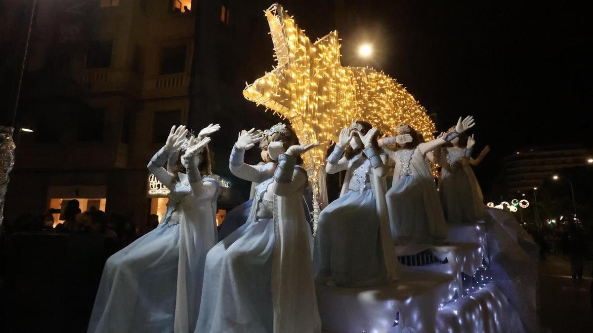 Gran expectación en Alicante para ver a los Reyes Magos