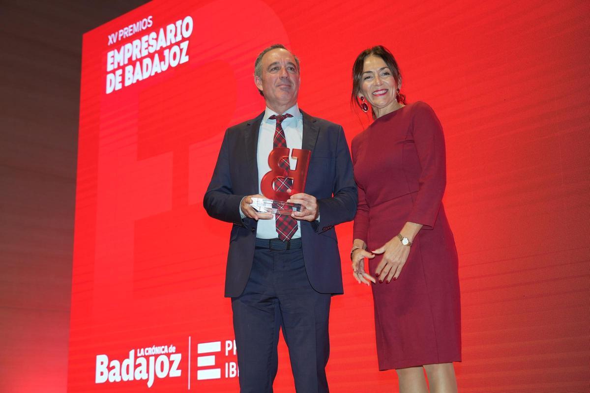 Vicente Sánchez, de Urbasa, con María Ortiz, directora general de Prensa Ibérica en Extremadura.