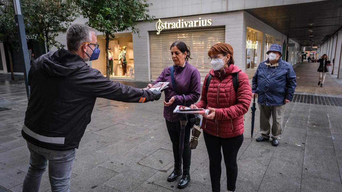 Reparto en mano en la calle Juan Carlos I.