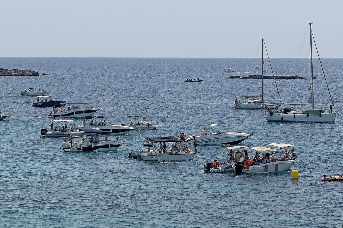 Embarcaciones fondeadas junto a la isla de Tabarca, una actividad a la que se le van a aplicar restricciones.