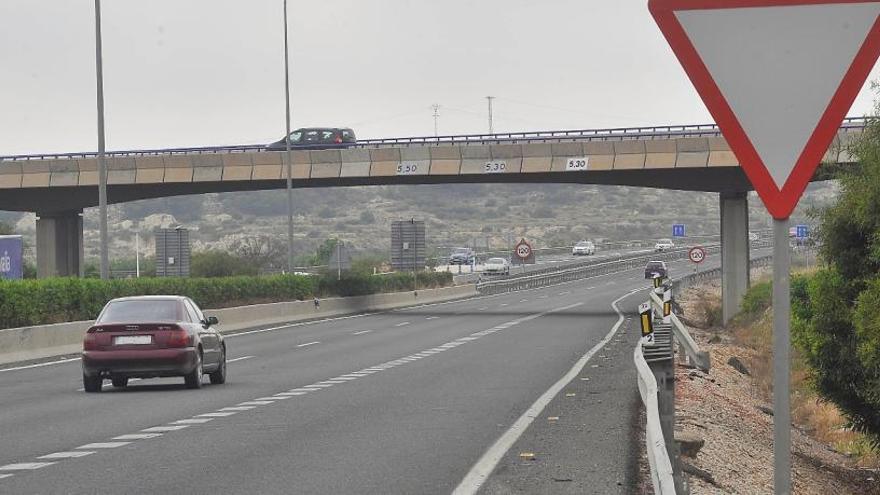 Muere un hombre arrollado en la A-70 en la salida del aeropuerto de Alicante-Elche
