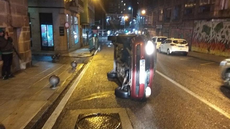 El conductor volcó con su vehículo en la céntrica calle Falperra de Vigo. // Policía Local