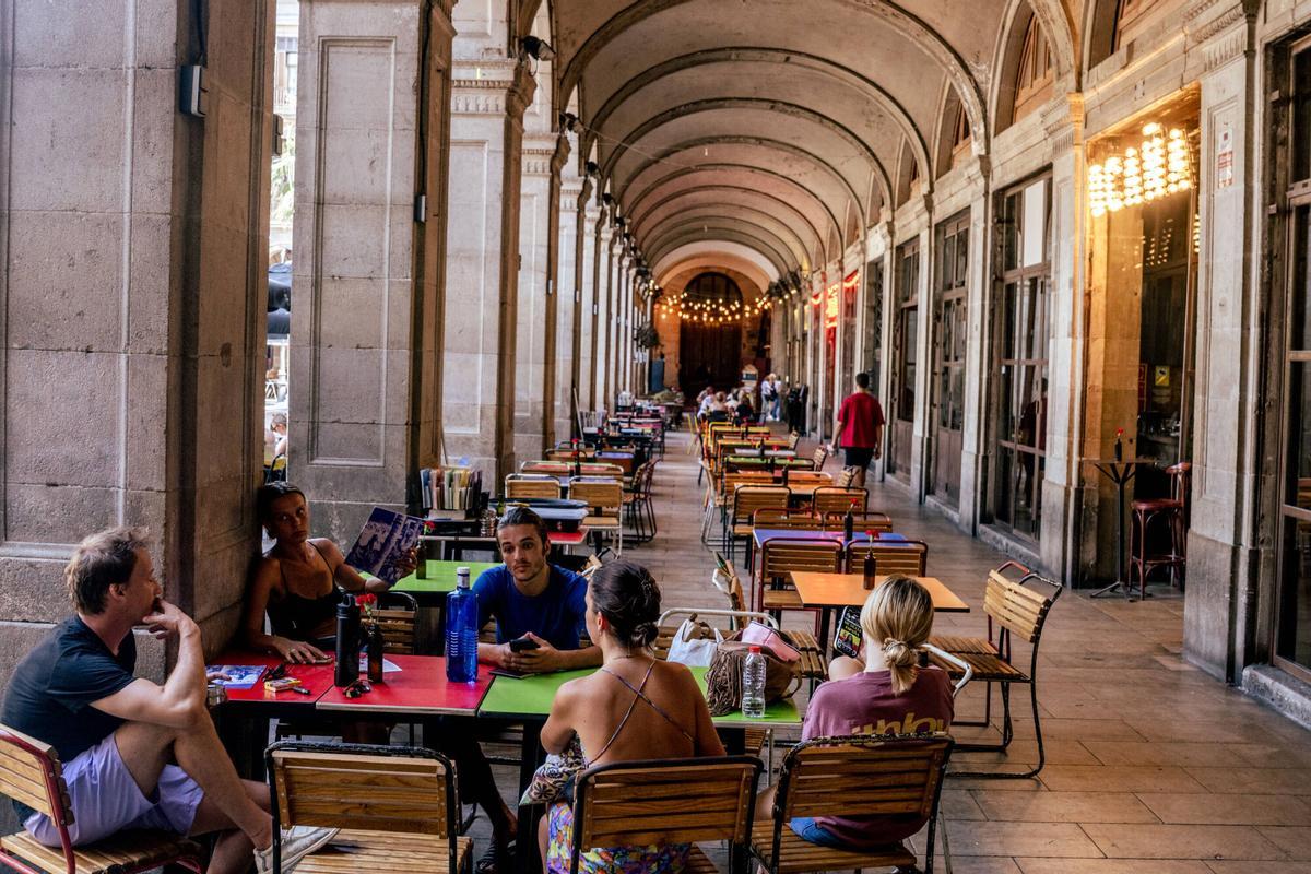 Barcelona 19/08/2026 Sociedad. Las calles de Barcelona,con menos turistas debido al fuerte calor que azota la ciudad. AUTOR: JORDI OTIX