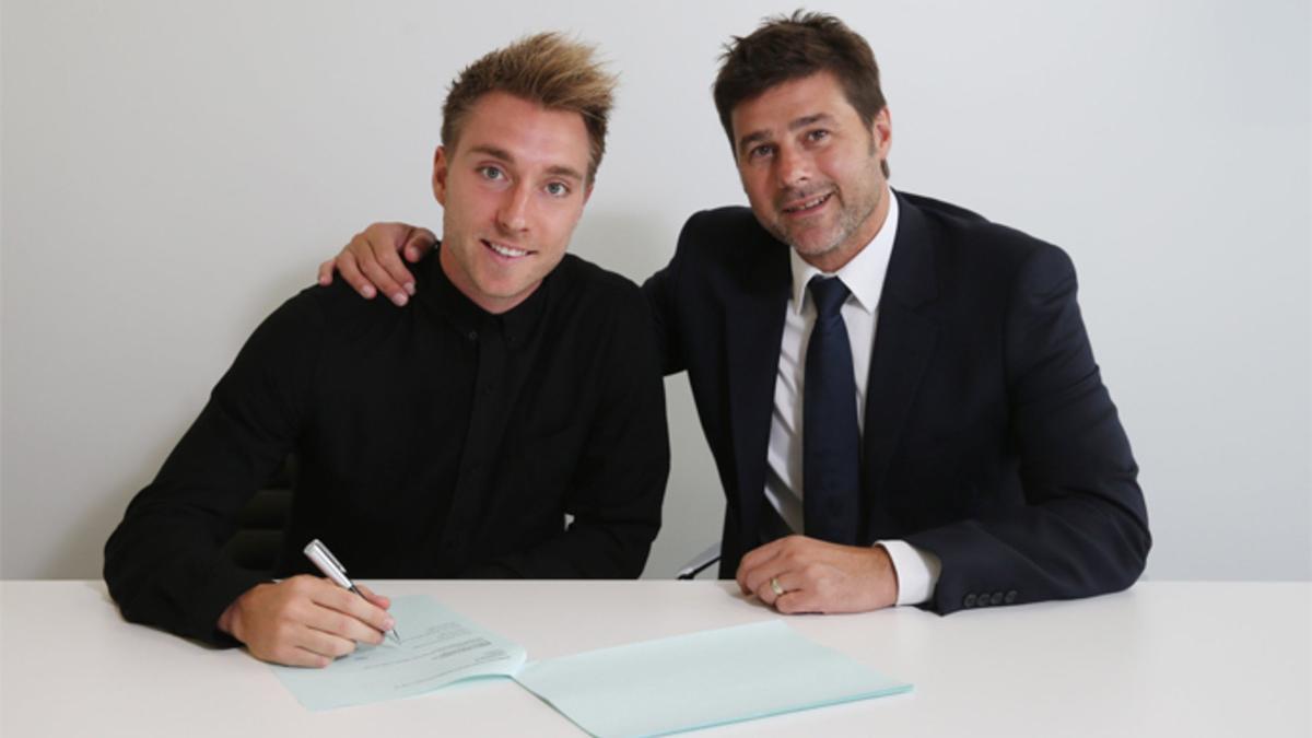 Eriksen posó junto a Pochettino tras firmar su nuevo contrato con los 'spurs'