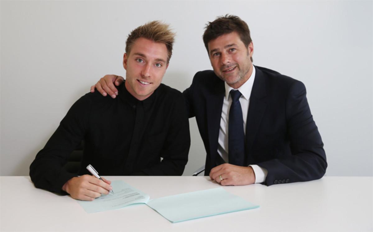 Eriksen posó junto a Pochettino tras firmar su nuevo contrato con los 'spurs'