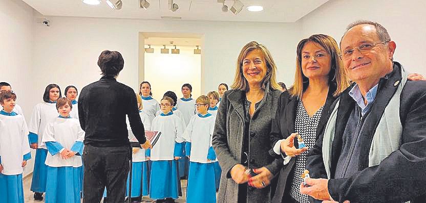 Mari Cruz Rivera, Lucía Martíny Macià Gastalver junto a la escolania dels Blavets de Lluc.