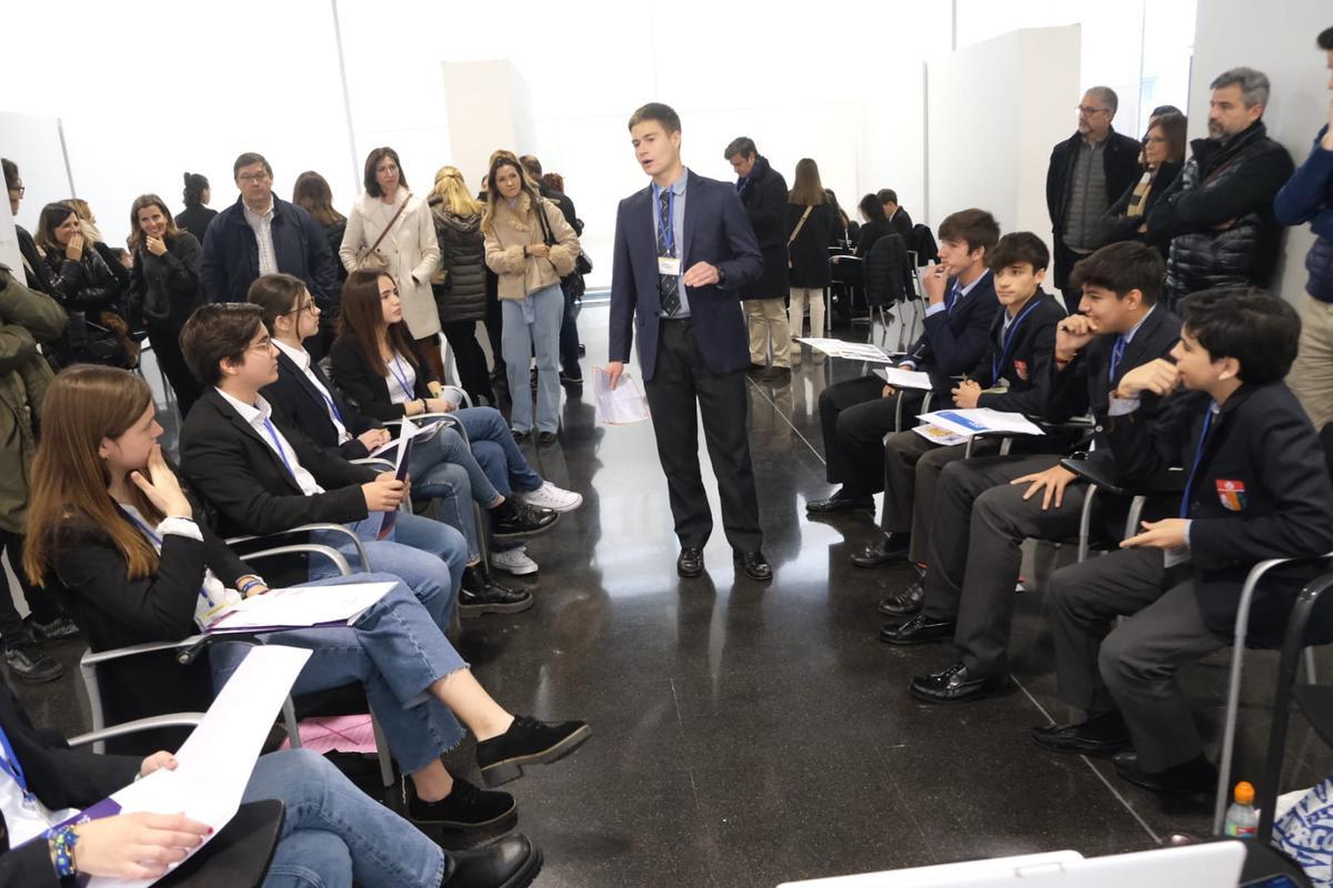 Al encuentro han acudido familiares y profesores de los alumnos participantes en la liga de debate en Elche