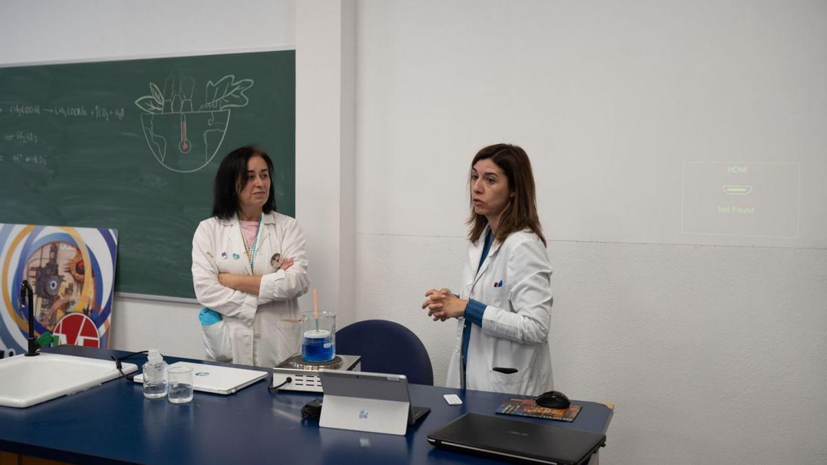 Las profesoras de Física y Química explican uno de los experimentos de la jornada. | E. Fraile