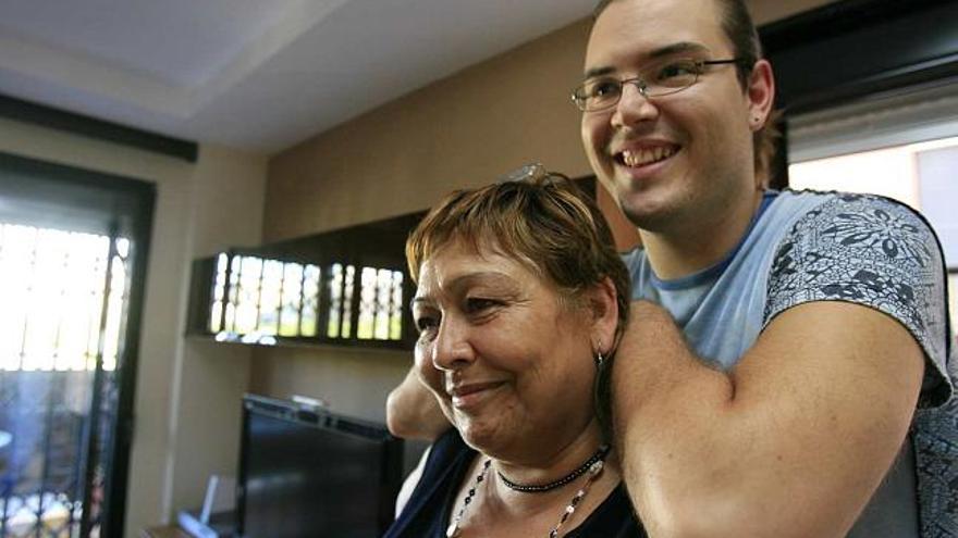 Celia y su hijo Julián, en casa de éste, donde vive con su pareja desde hace tres años; él considera que el apoyo de su familia ha sido fundamental