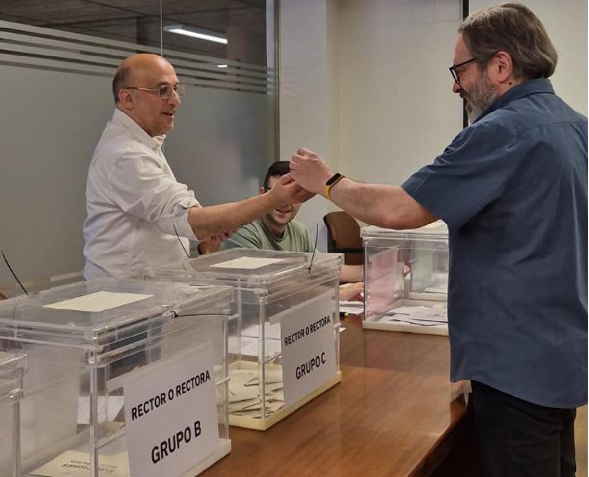 Guillermo Díaz deposita el voto en la Facultad de Química.