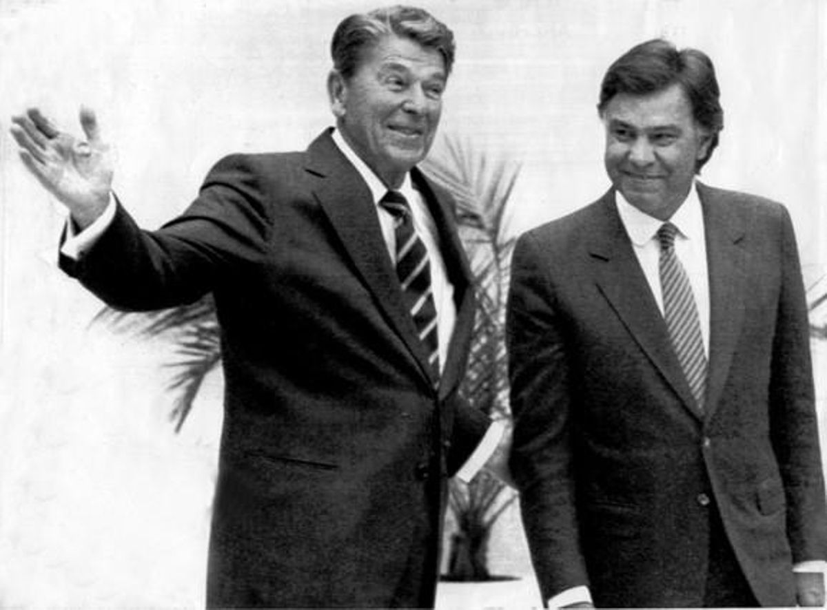 Entrevista de Ronald Reagan i Felipe González, al palau d’El Pardo, el 1985. Entrevista de Ronald Reagan i Felipe González, al palau d’El Pardo, el 1985.