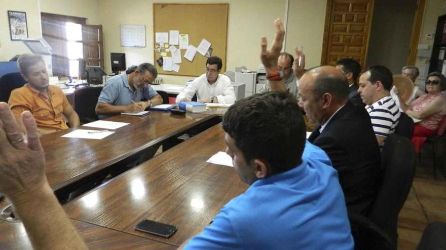 Los concejales en el pleno celebrado ayer en el Ayuntamiento.