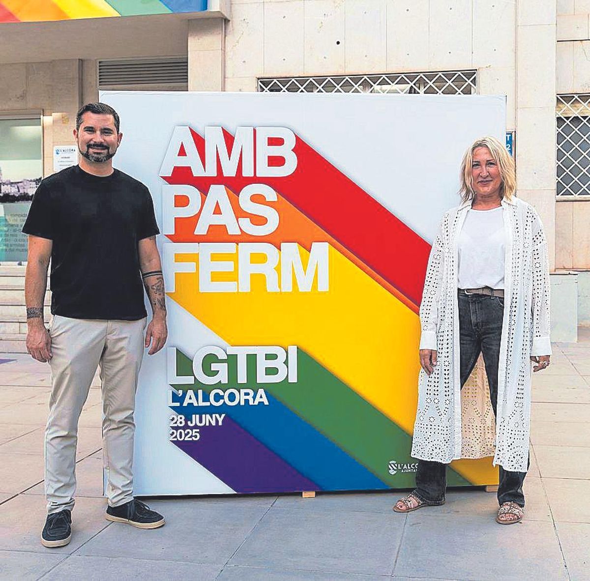 El alcalde de l'Alcora, Samuel Falomir, y la concejala de Igualdad, Tica Pons, con el cartel de 2025.