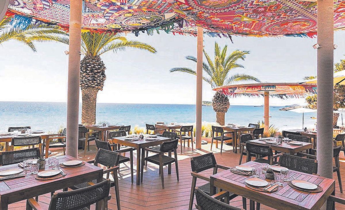 Los elementos naturales reinan en la terraza de Aiyanna Ibiza, presidida por sus sombrillas guatemaltecas. | AIYANNA IBIZA
