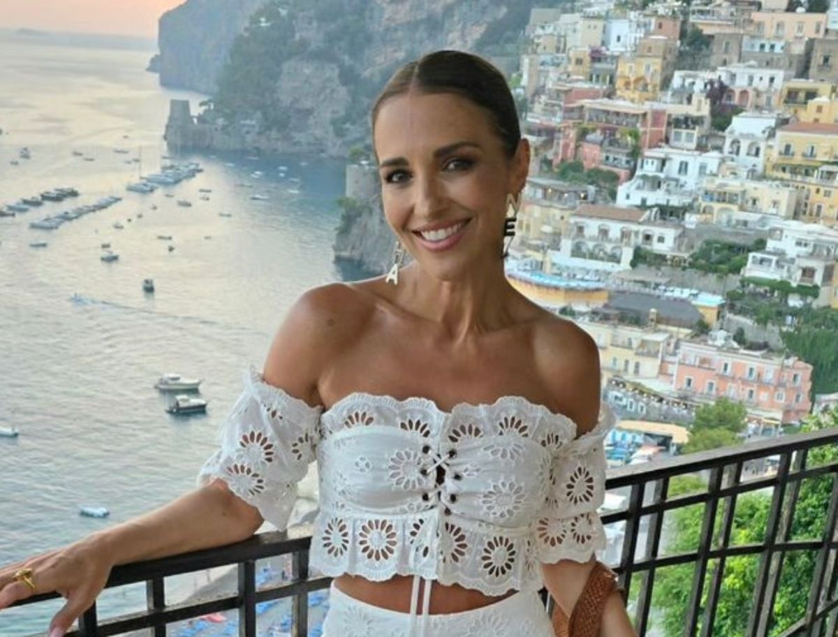PAULA ECHEVARRIA VESTIDO Paula Echevarria despide el verano con el maxi vestido boho chic de firma espanola mas impactante y alegre de su maleta