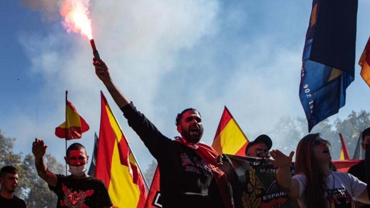 Neonazis celebran en Barcelona el 12 de octubre con simbología ultra y franquista