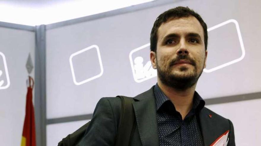 Garzón, ayer, a su llegada al consejo político de IU. // Efe