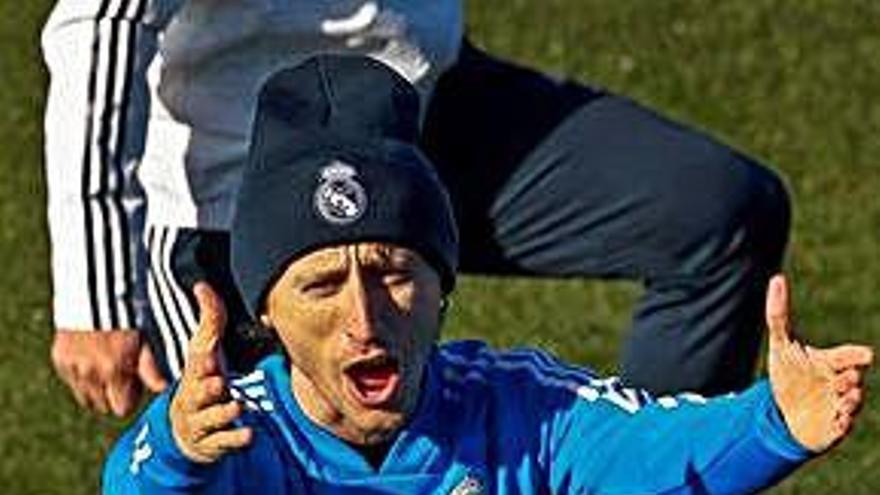 Luka Modric, ayer en un entrenamiento con Solari a su espalda.