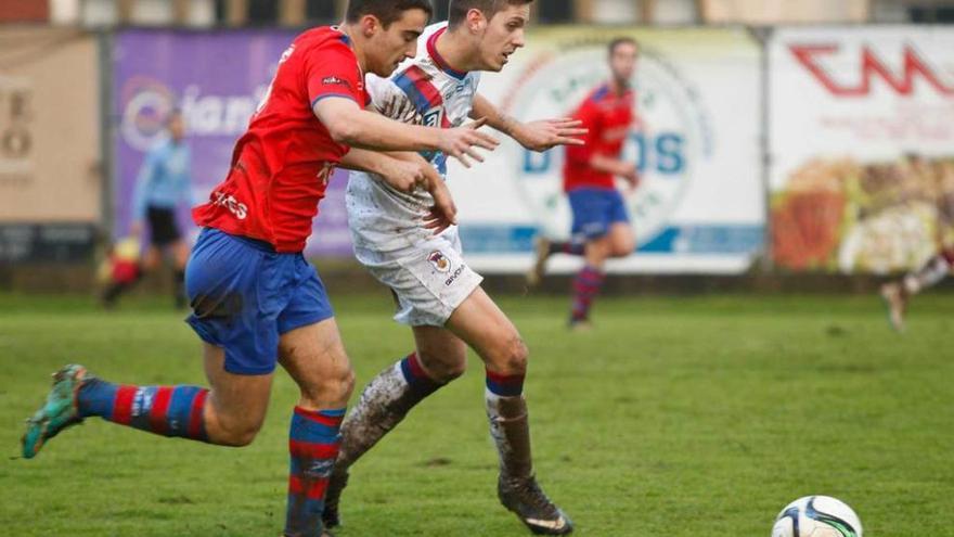 El cearista Chery presiona a Guille Méndez durante el duelo ante el Langreo.