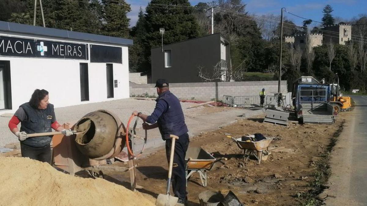 Obras de construcción de la farmacia, con el pazo al fondo. |   // L.O.