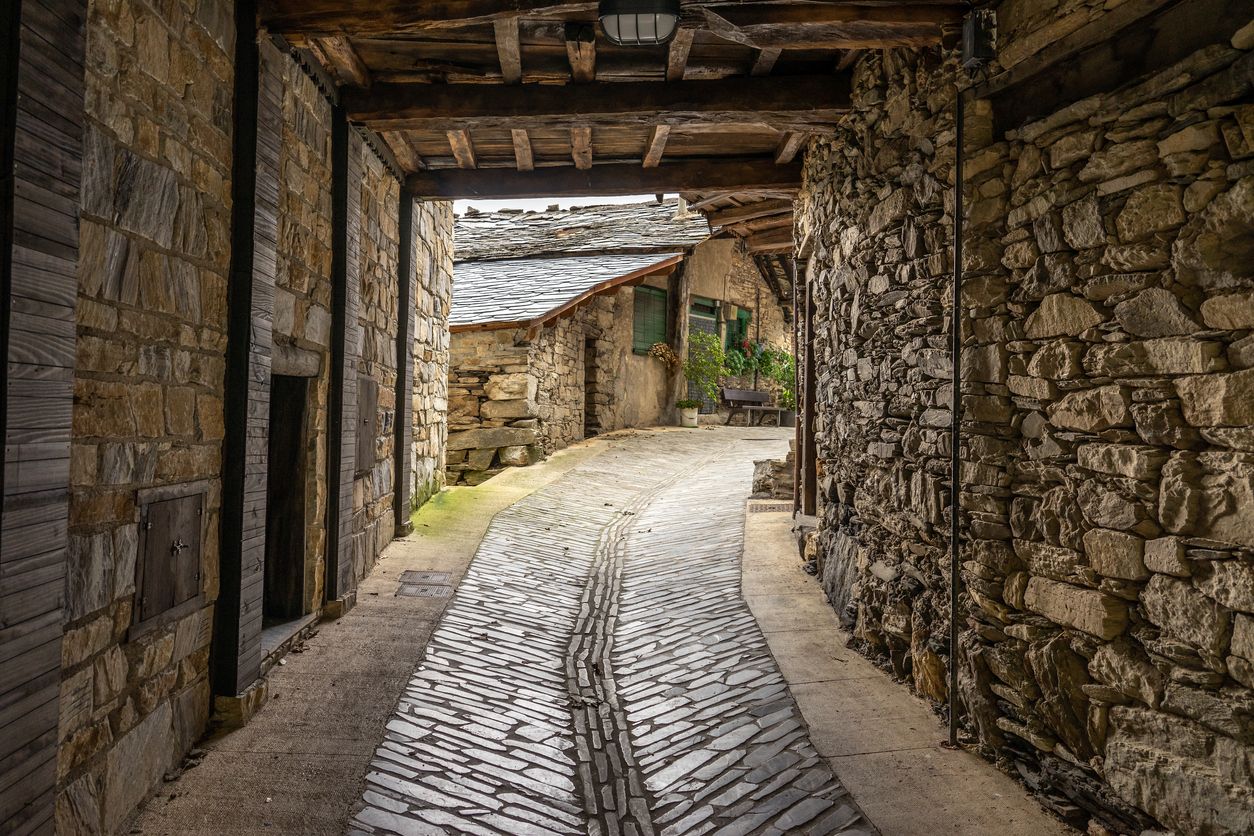 Las calles de Peñalba de Santiago parecen un escenario de cuento Disney.