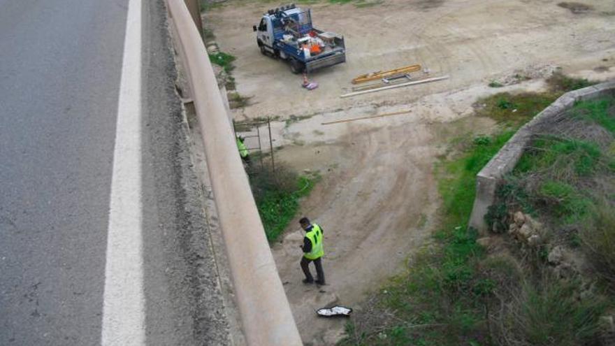 Un operario, en el lugar donde cayó el motorista, ayer entre Muro y sa Pobla.