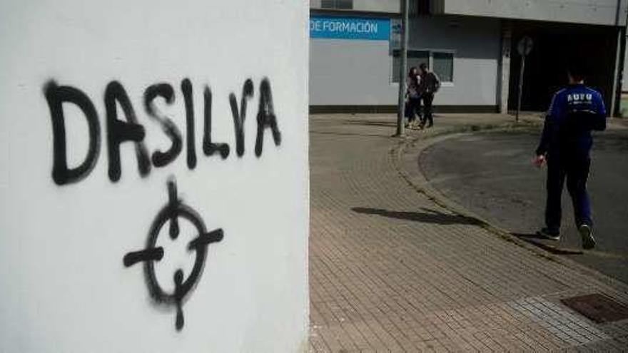 La diana pintada en una pared bajo la palabra &quot;Dasilva&quot;. // R. V.