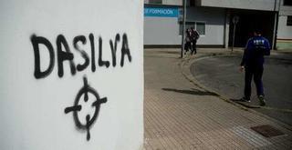 Aparecen pintadas contra la concejala Carmen da Silva a las puertas de su domicilio, una de ellas con una diana