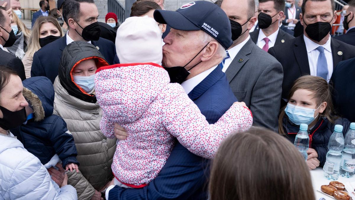 Biden con refugiados ucranianos en Polonia