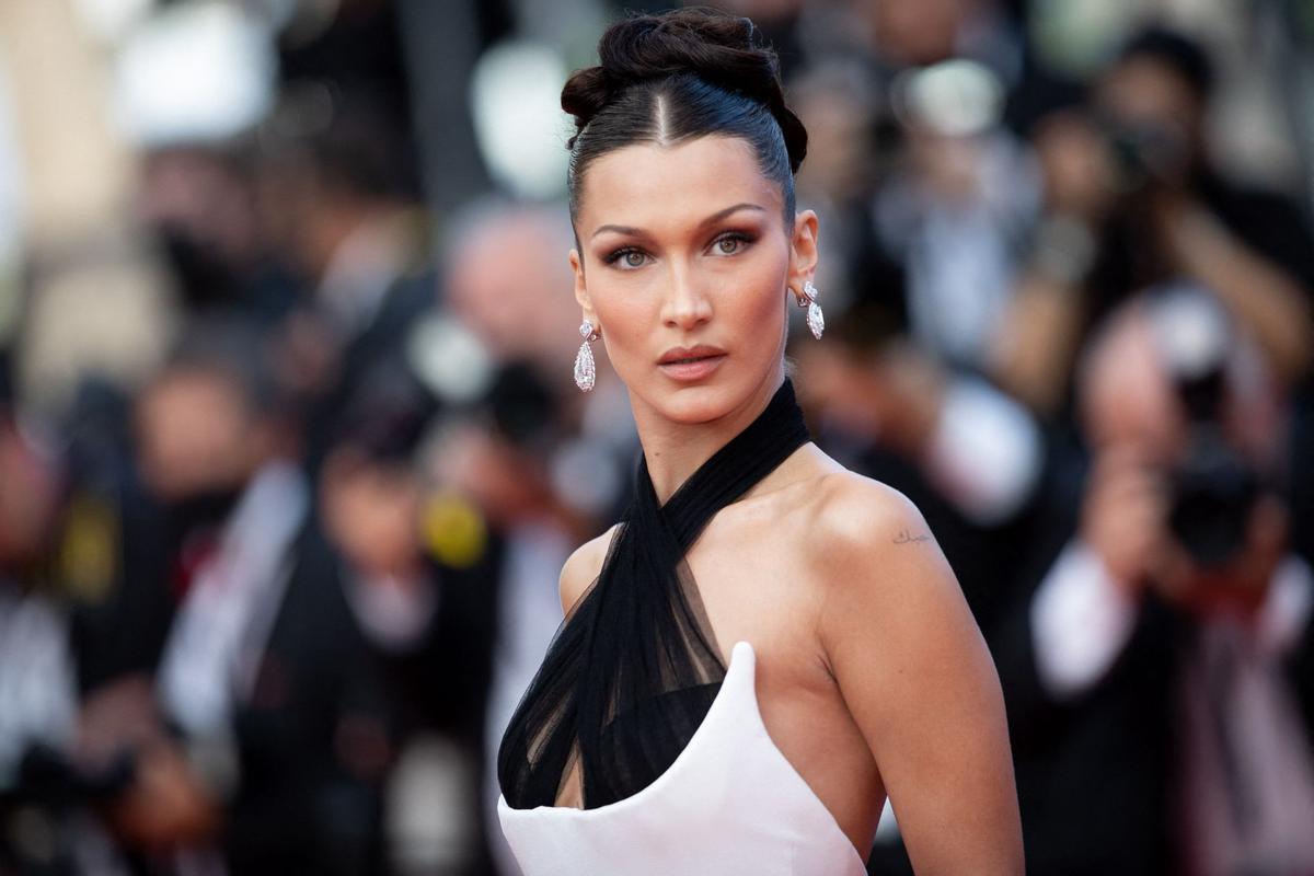 Primer plano de Bella Hadid en el Festival de Cannes con joyas de Chopard