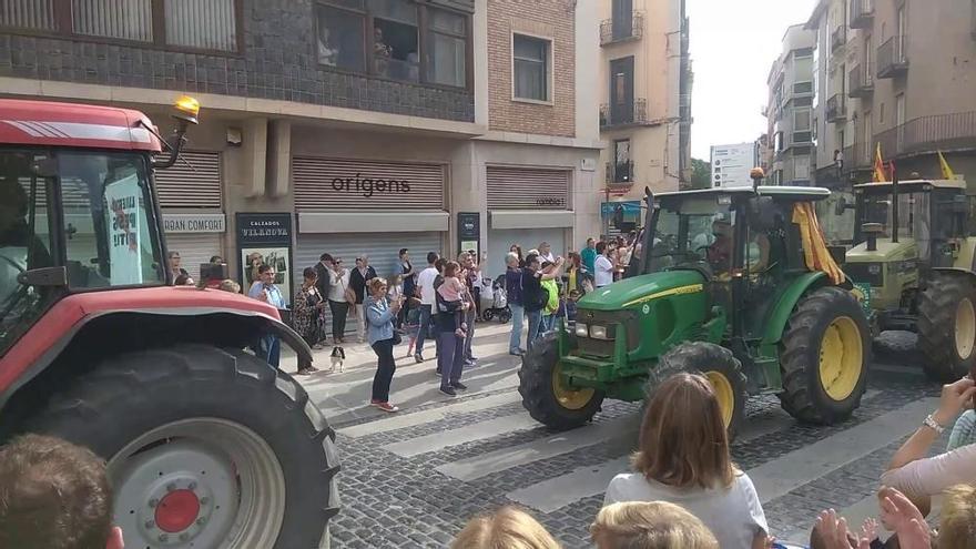 Els tractors de la Unió de Pagesos arriben a la Rambla de Figueres