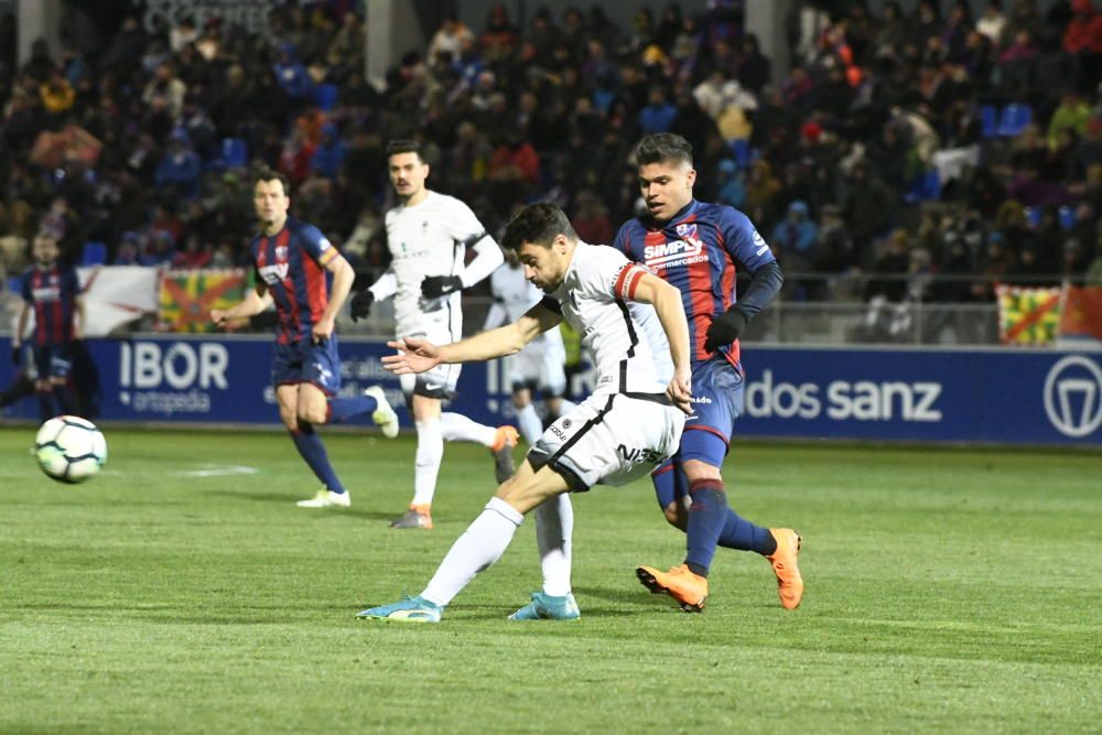 El partido entre el Huesca y el Sporting, en imágenes