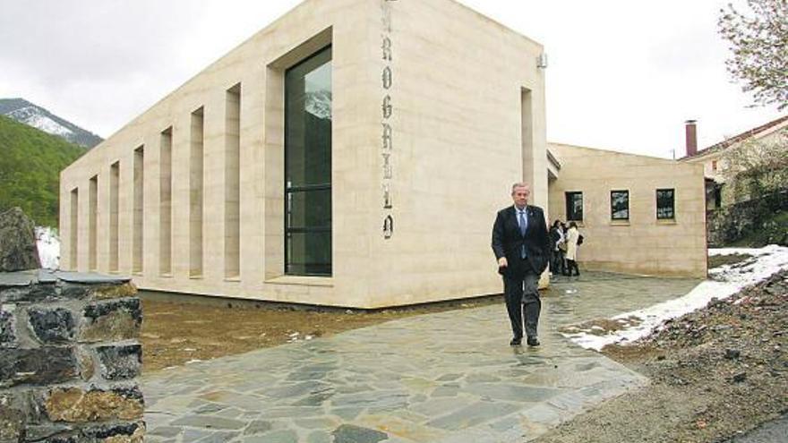 González Buendía, ante la Casa del Urogallo el día que fue inaugurada. / fernando rodríguez