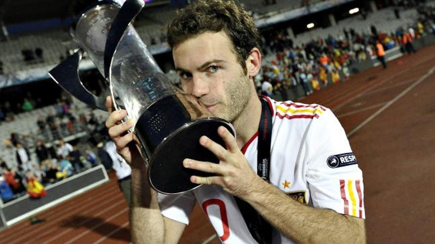 El jugador de la selección española Juan Mata besa el trofeo del Campeonato Sub21 de la UEFA tras vencer 2-0 ante Suiza hoy, sábado 25 de junio de 2011, en el estadio de Aarhus, Dinamarca.
