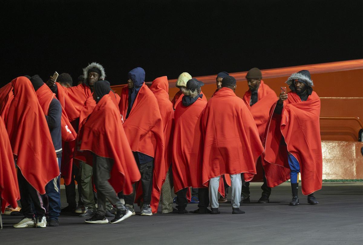 Desembarcan en Arrecife (Lanzarote) a 52 migrantes subsaharianos que iban en una neumática