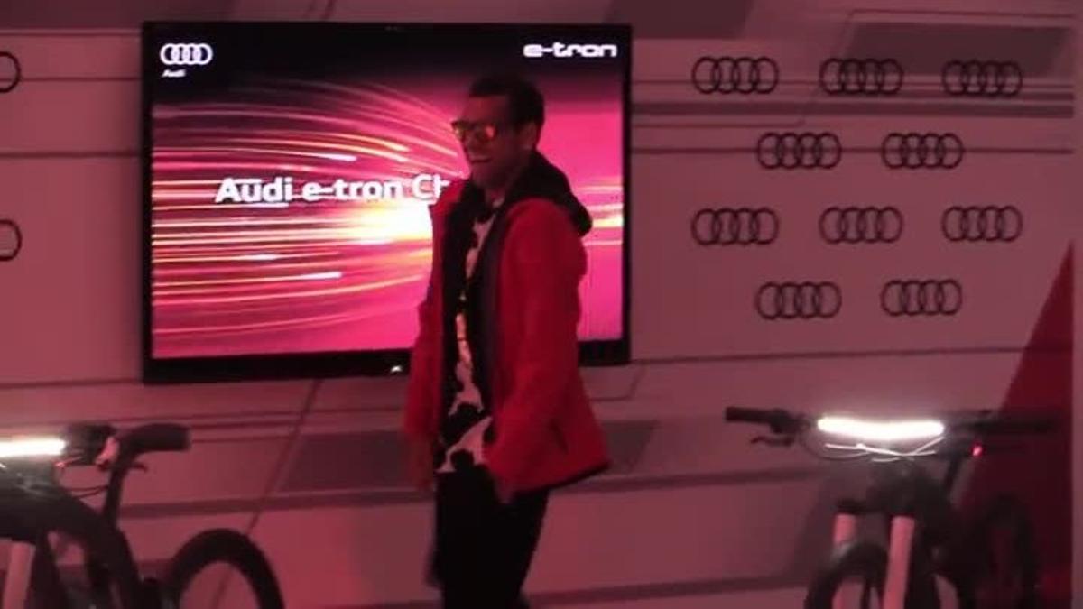 Alves no paró quieto durante la presentación de los Audi