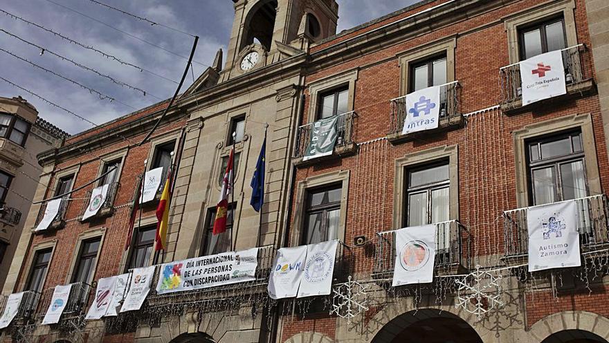 La fachada del Ayuntamiento, con los emblemas de las instituciones. | Nico Rodríguez