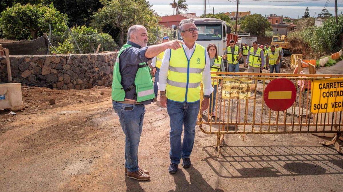 The mayor of El Rosario, Escolástico Gil, with the island councilor for Highways, Dámaso Arteaga. | | THE DAY The mayor of El Rosario, Escolástico Gil, with the island councilor for Highways, Dámaso Arteaga. | | THE DAY