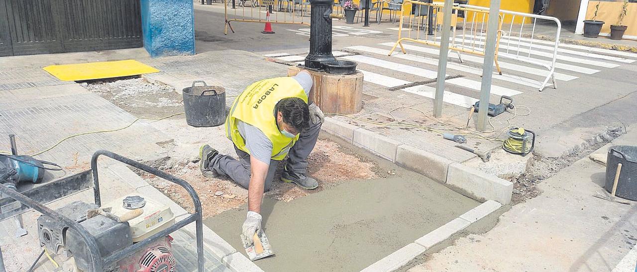 Un operario de la construcción, durante los trabajos de adecuación de aceras en la vía pública.