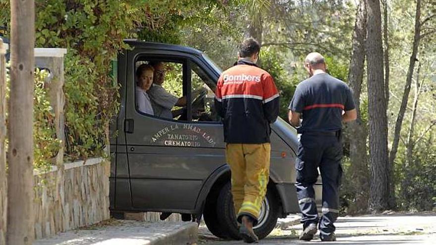 Dos muertos al caer su avioneta sobre una vivienda en  Pilar de la Horadada