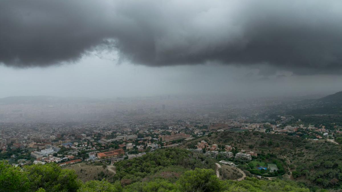 Nubes de lluvia sobre Barcelona.