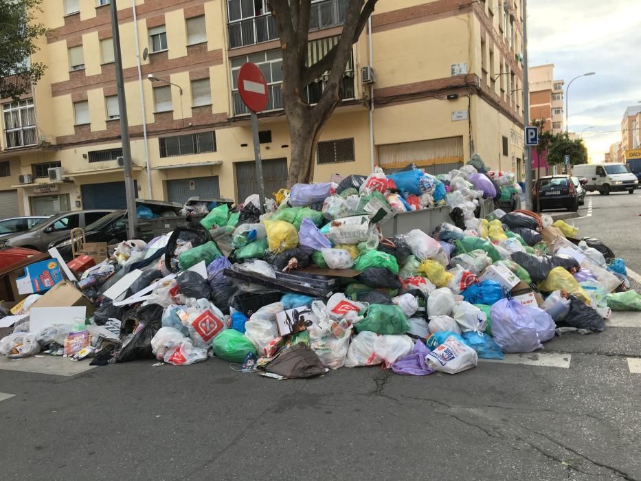 Basura acumulada en la calle Teba