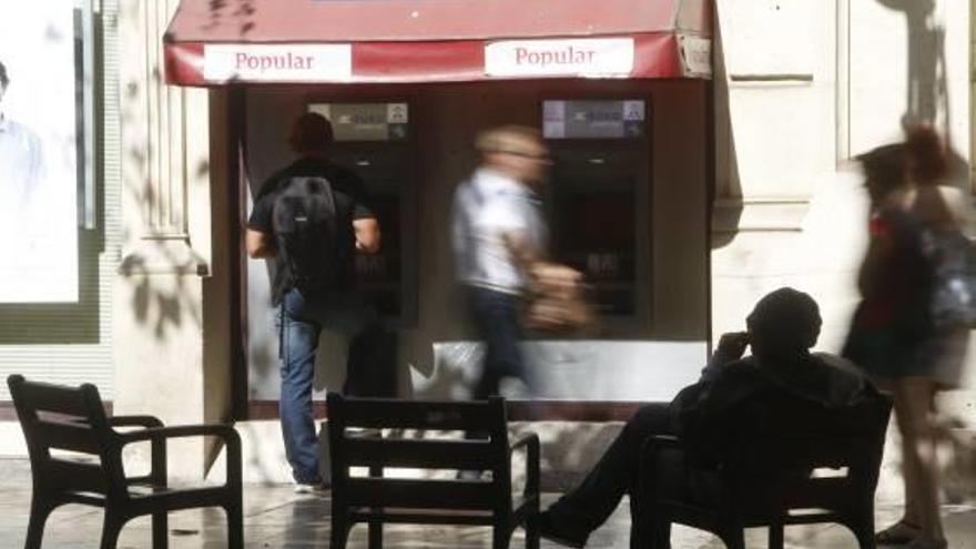 Una de las sucursales del Banco Popular en Alicante.