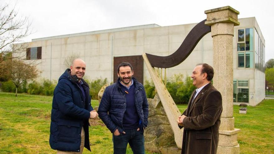 Pedro Vilariño y Pablo Areán, con José Crespo, junto al Auditorio Municipal de Lalín.