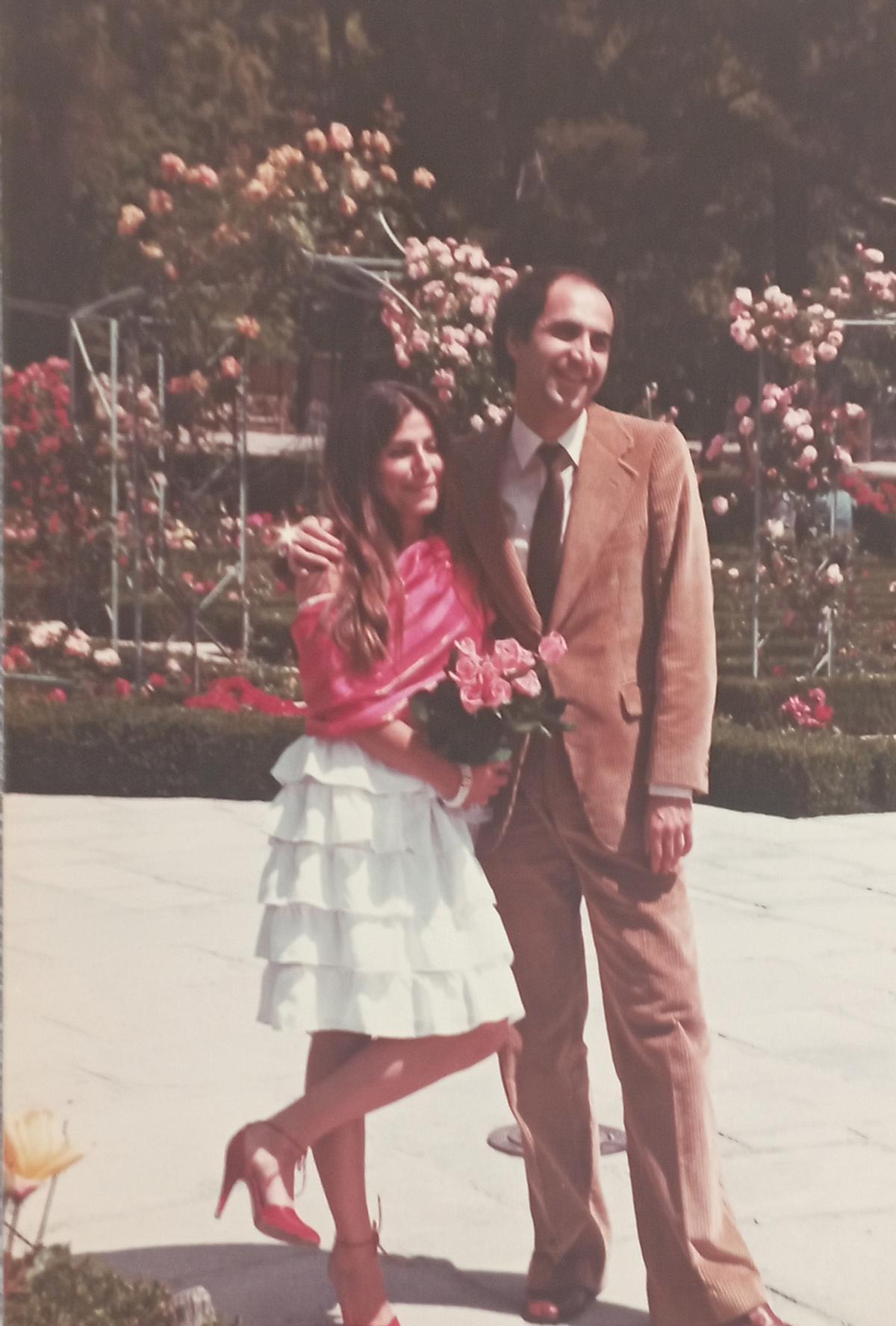 Enrique Moya y Pilar Sevillano, en El Retiro madrileño en 1981, el día de su boda.