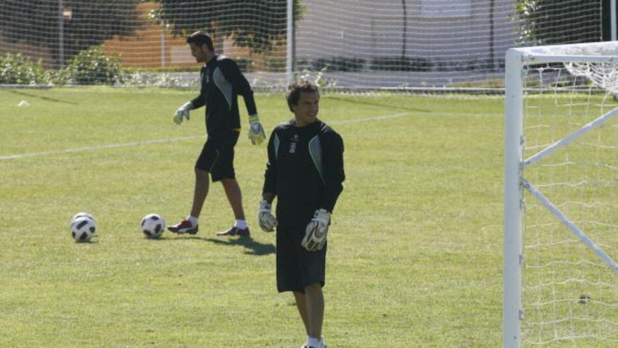 Rebollo, a la derecha, junto a Kiko Casilla